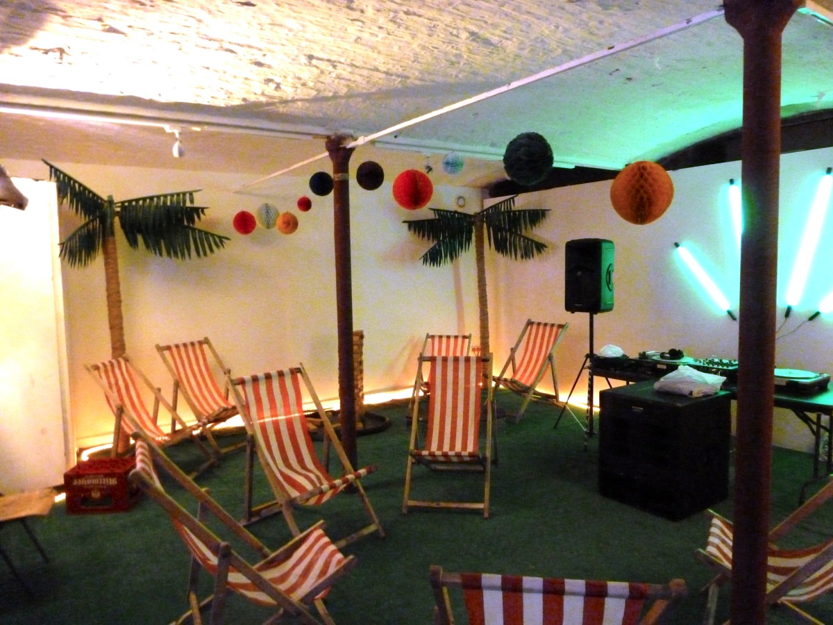 Room decorated with deck chairs and palm trees